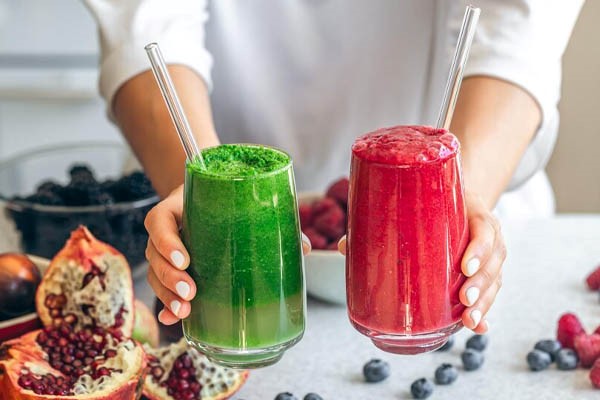 Glass smoothies red green hands feminine close up