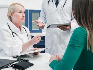 Doctor attending to a patient. Top 3 best weight control clinics in Mexico City