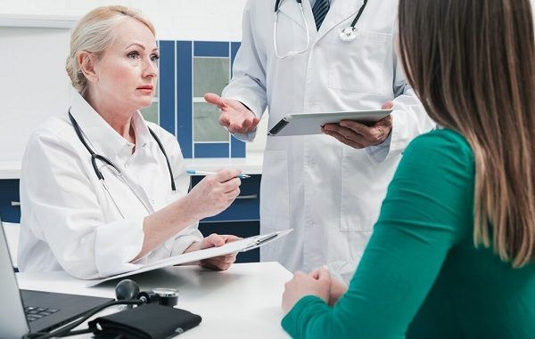 Doctor attending to a patient. Top 3 best weight control clinics in Mexico City