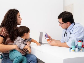 Side view of mother paying attention.. Top 3 pediatricians in Mexico City