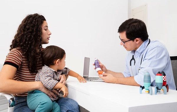 Side view of mother paying attention.. Top 3 pediatricians in Mexico City