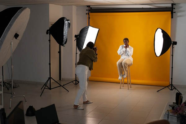 Full shot women working together - Photography Studios Mexico