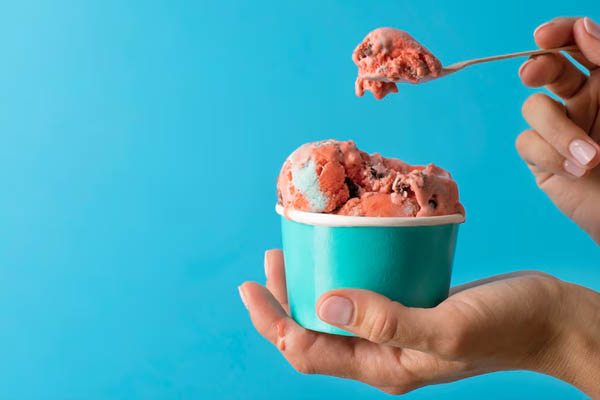 Delicious ice cream hand side view cookies 