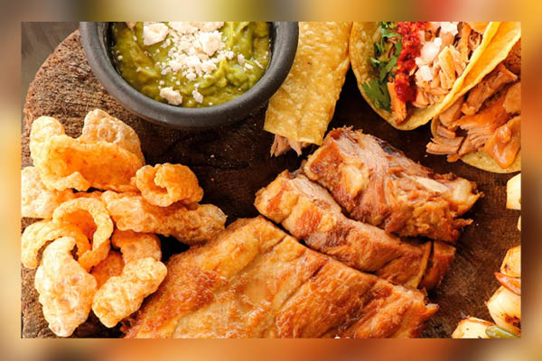 Los cochinitos chicharrones dish