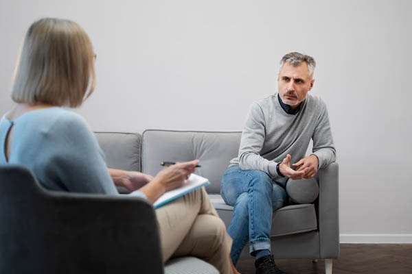 Person-who-suffers-ptsd-psychologist 