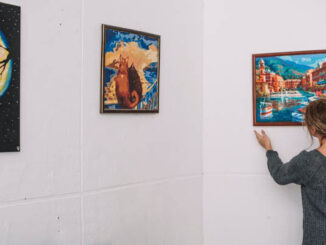 Woman in art gallerie exhibition
