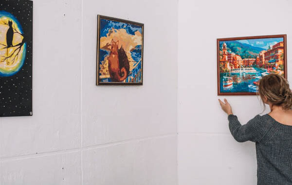 Woman in art gallerie exhibition