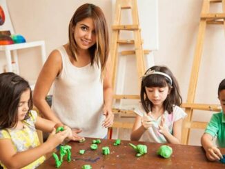 portrait-beautiful-latin-teacher-her-students-working-clay-class-sculpture Top 10 Waldorf Schools in Mexico