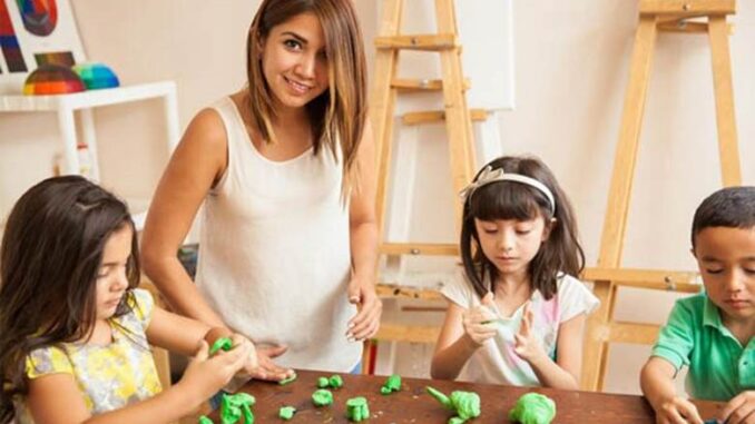 portrait-beautiful-latin-teacher-her-students-working-clay-class-sculpture Top 10 Waldorf Schools in Mexico