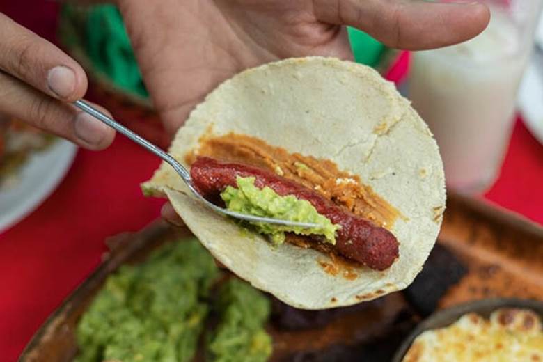 free-photo/adults-enjoying-mexican-food