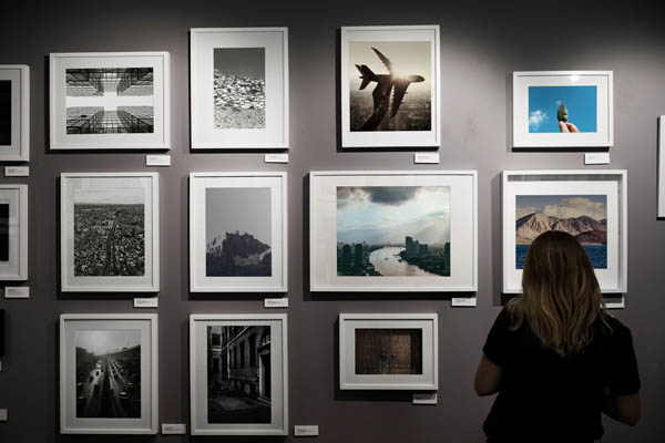 Woman in art gallerie exhibition